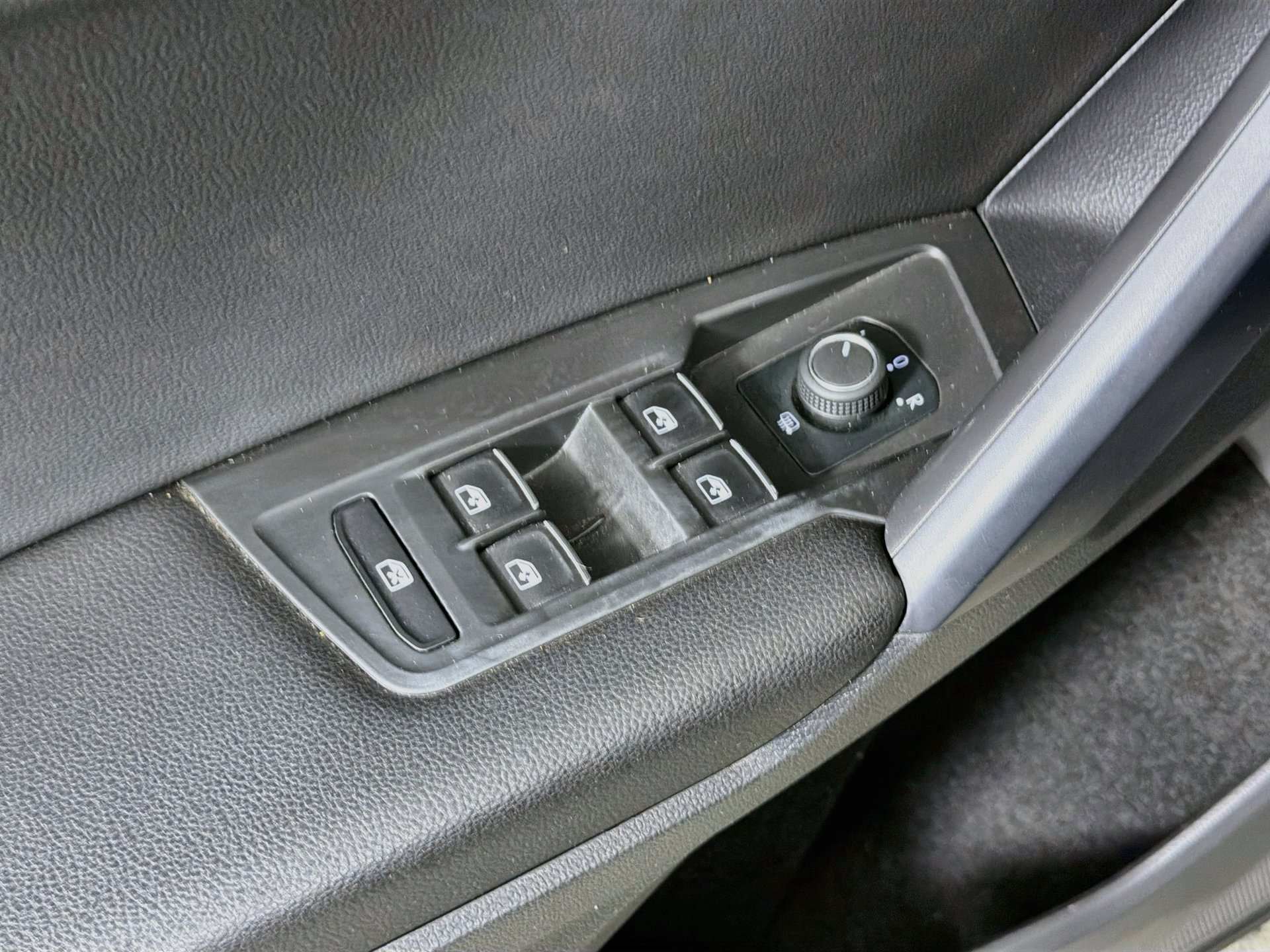 Certified Used 2021  Volkswagen 2.0T SE image 17