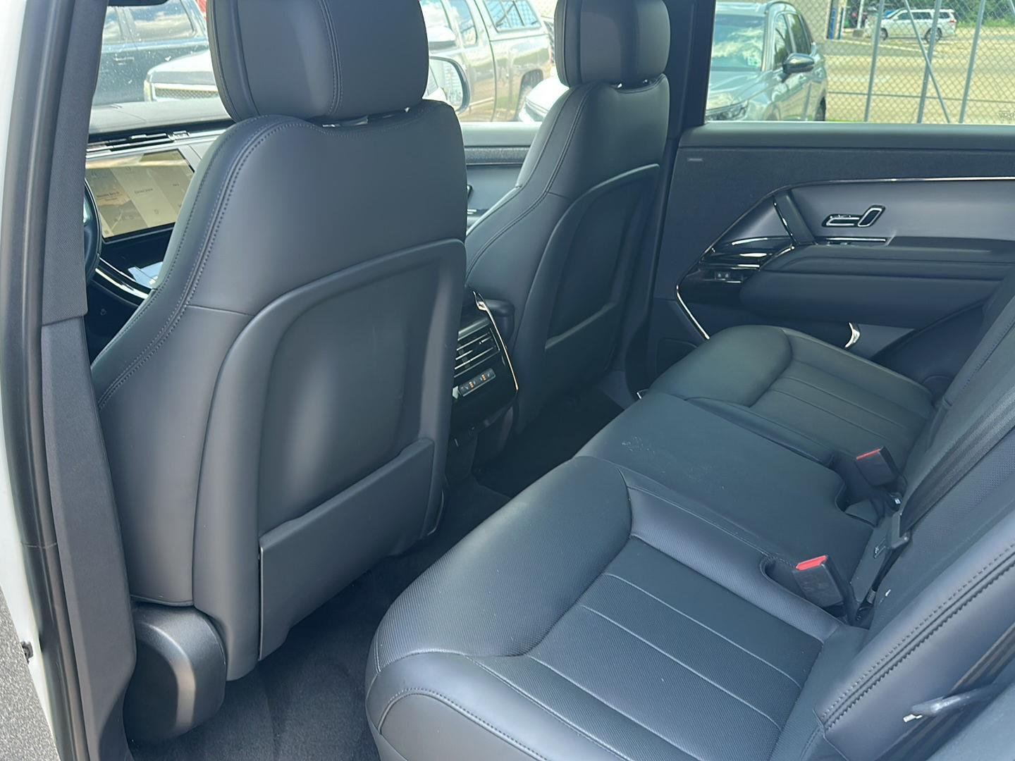 Used 2025 Fuji White Land Rover SE image 6