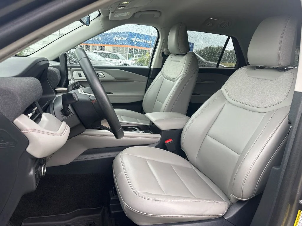 Used 2025 Gray Ford Active image 3