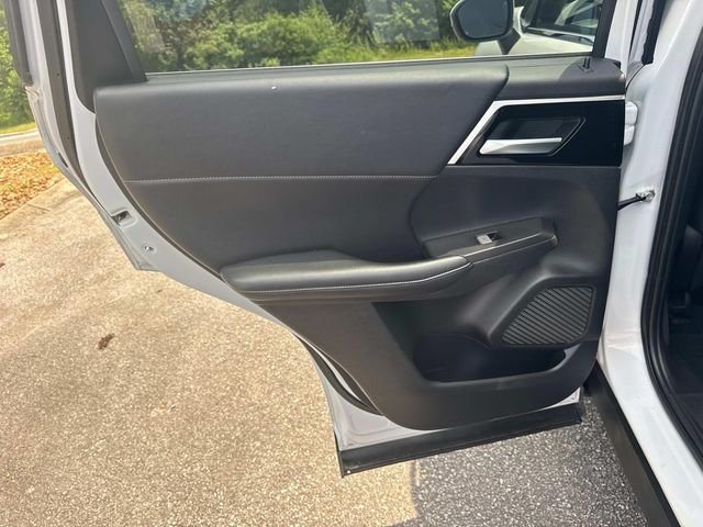 Used 2024  Mitsubishi SE image 16