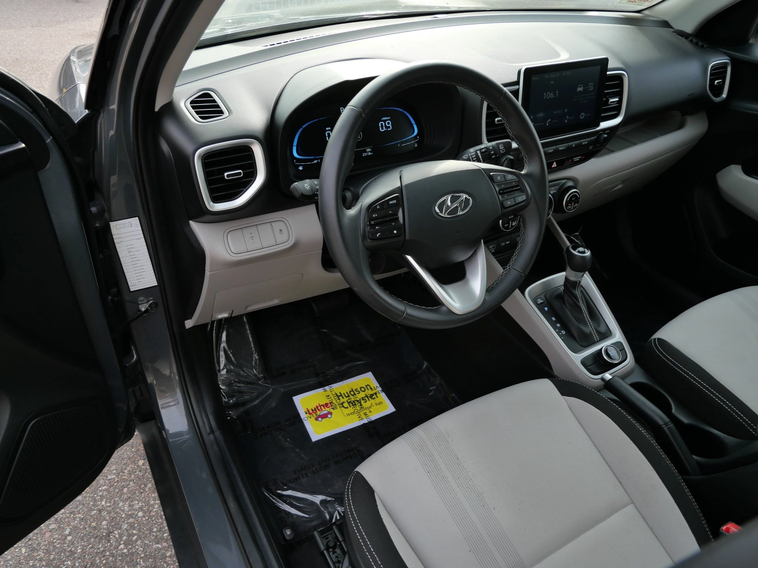 2025 Hyundai Venue SEL - Photo 20