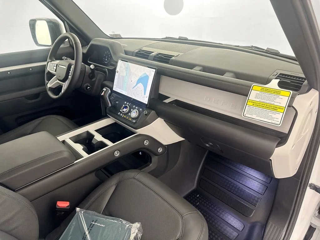 New 2026 Fuji White Land Rover X-Dynamic SE image 28
