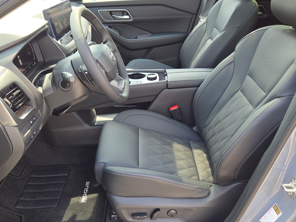 New 2026 Boulder Gray Pearl / Super Black Two-tone Nissan Platinum image 24