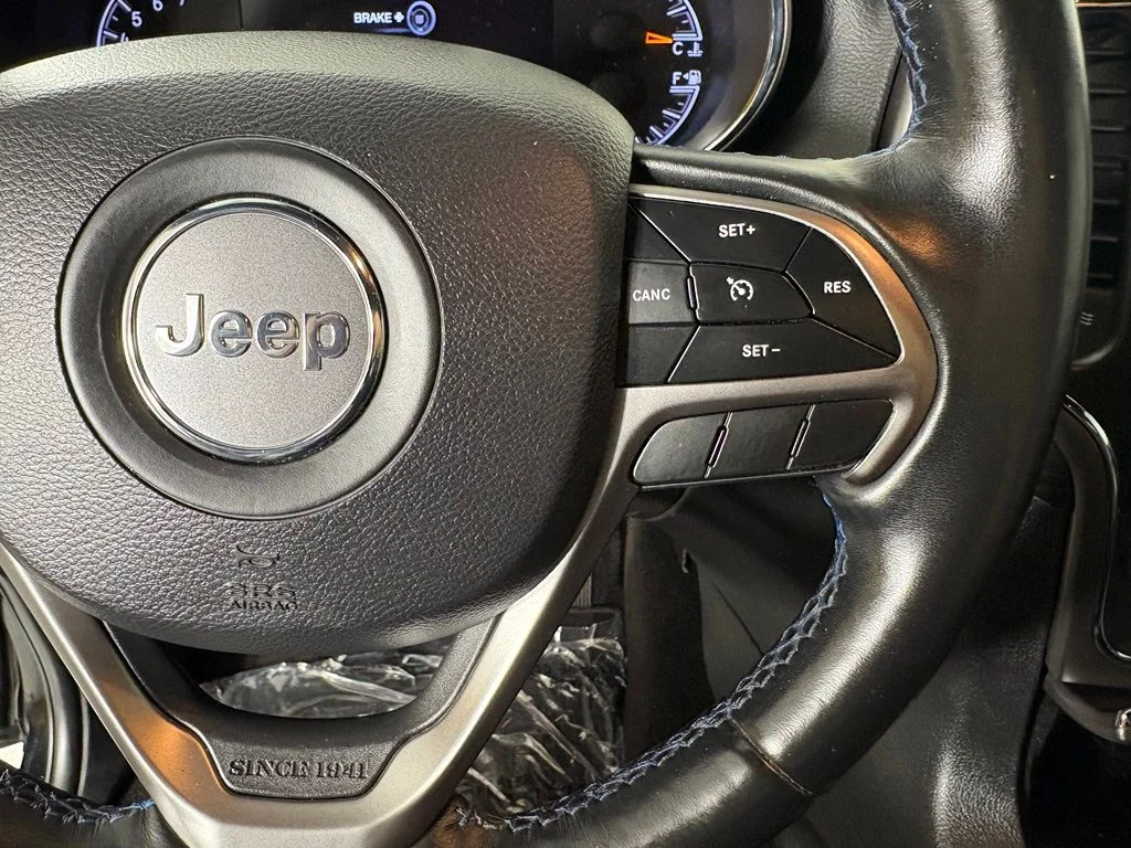 Used 2019 Black Jeep Laredo image 29