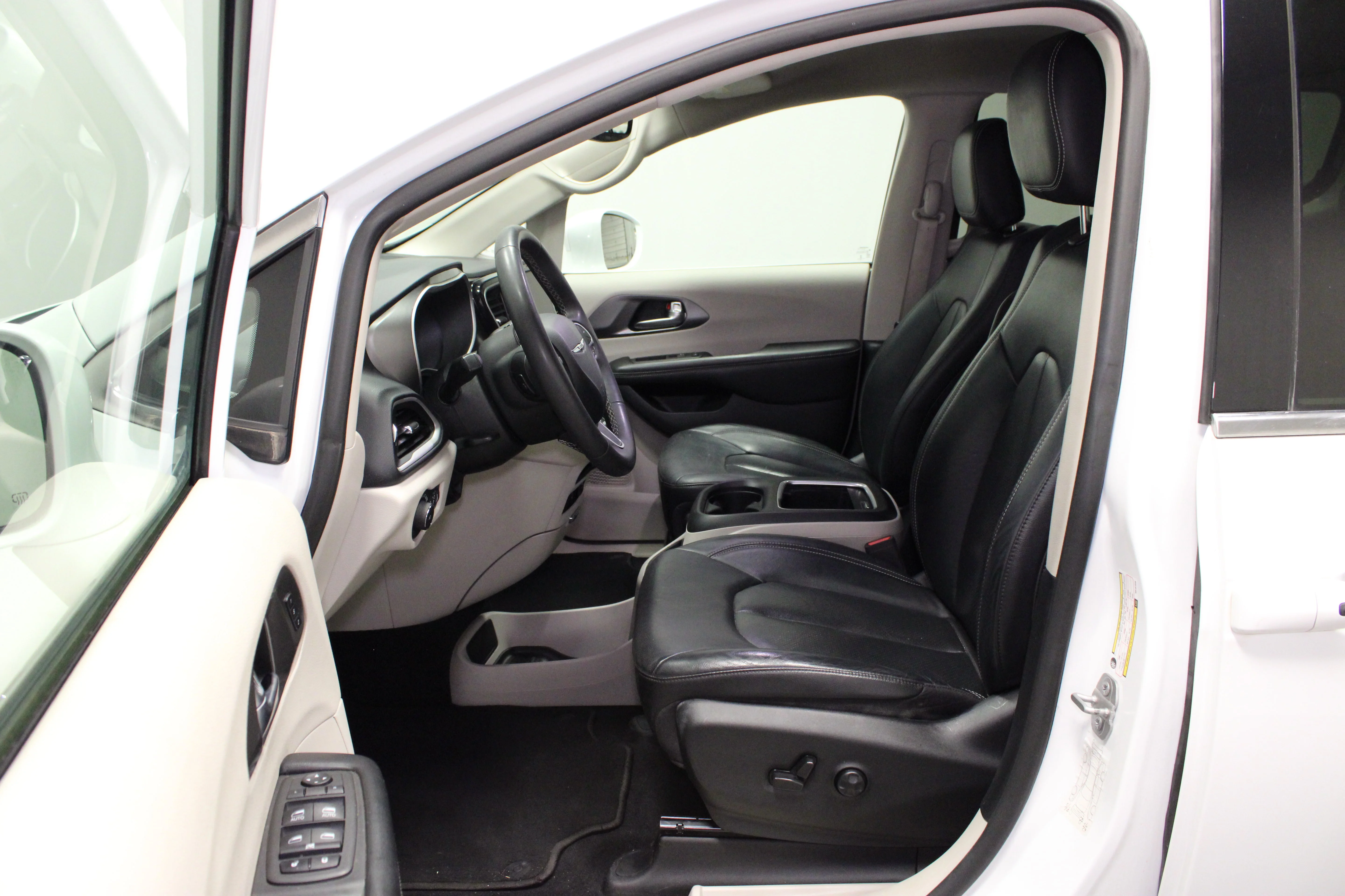 Used 2022 Bright White Clearcoat Chrysler Touring L image 18