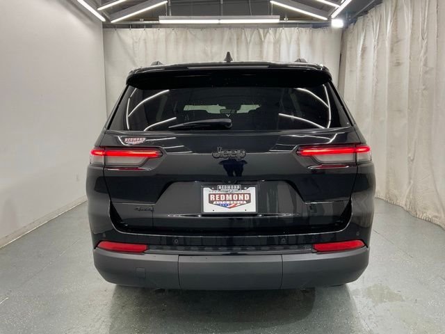 Used 2023 Black Jeep Altitude image 6