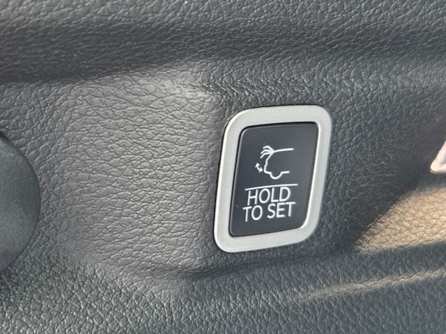 New 2026 Bright White Clear-Coat Exterior Paint Jeep Laredo image 28