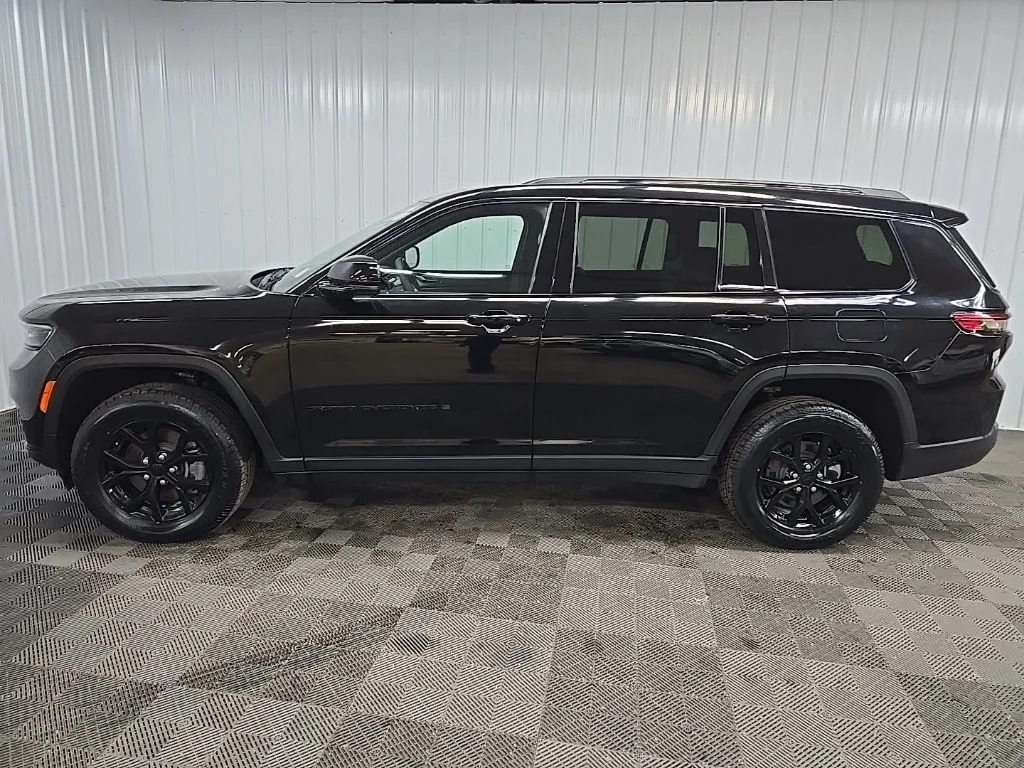 Used 2024 Black Jeep Altitude image 5
