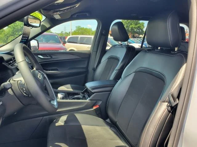 Used 2023 Silver Zynith Jeep Altitude image 6