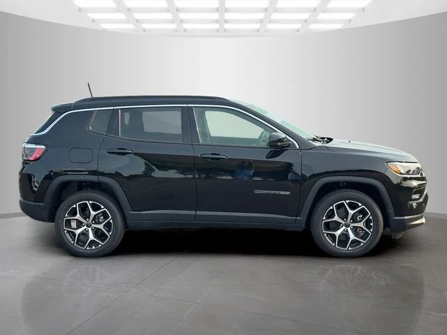 New 2026 Diamond Black Crystal Pearl-Coat Exterior Paint Jeep Limited image 8