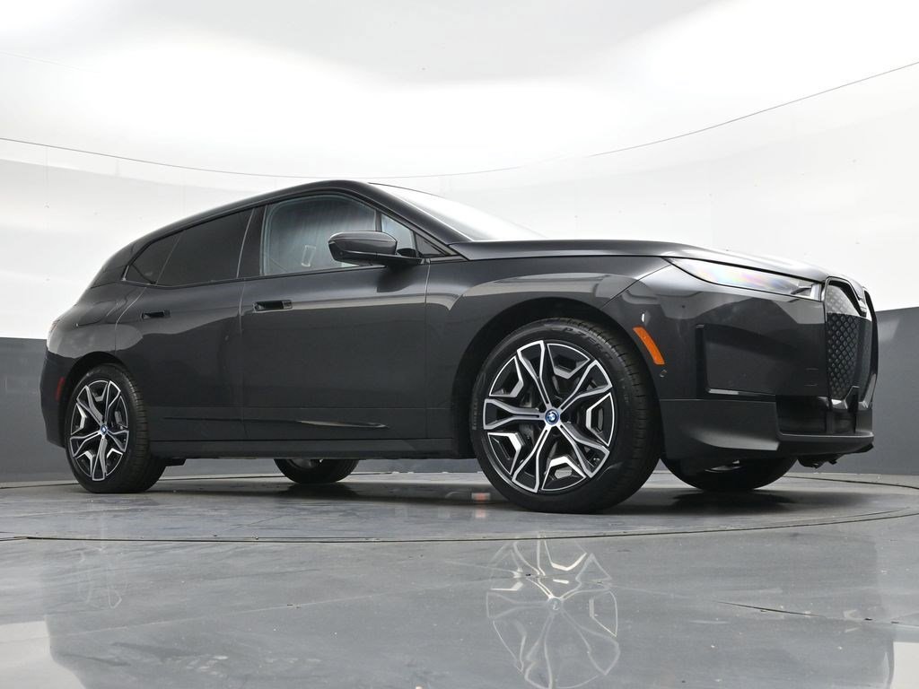 Used 2022 Gray BMW xDrive50 image 25
