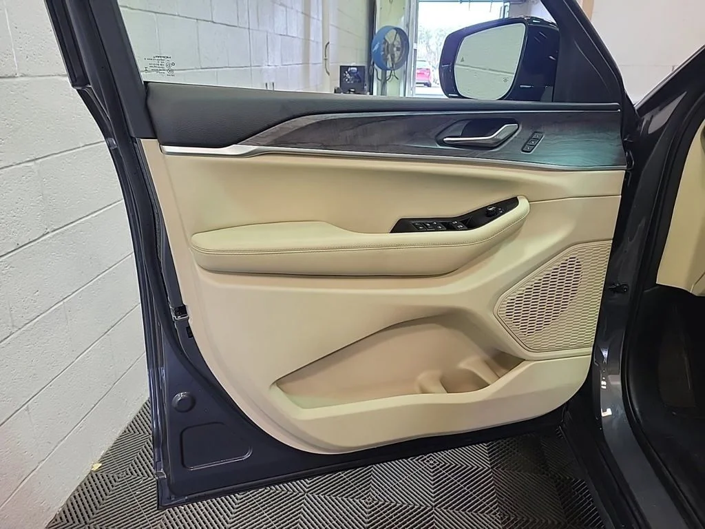 Used 2023 Gray Jeep Limited image 9