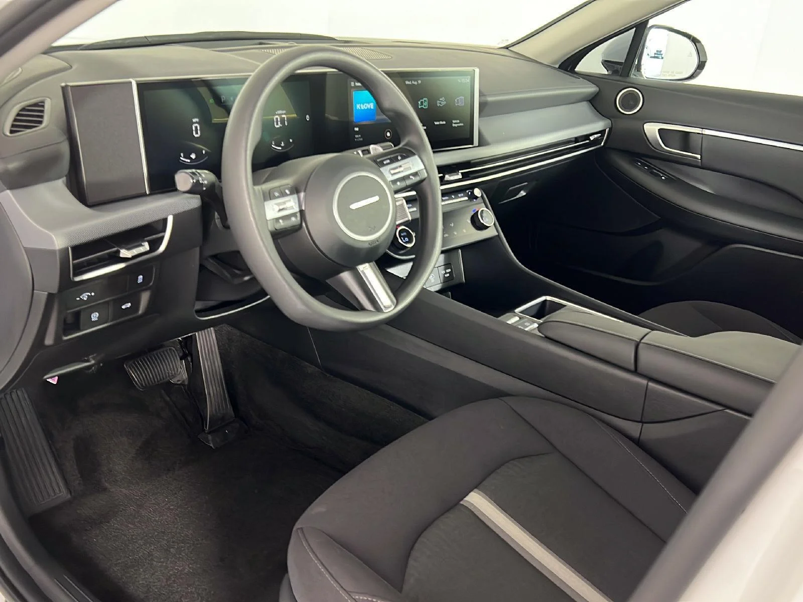 Used 2025  Hyundai  image 2