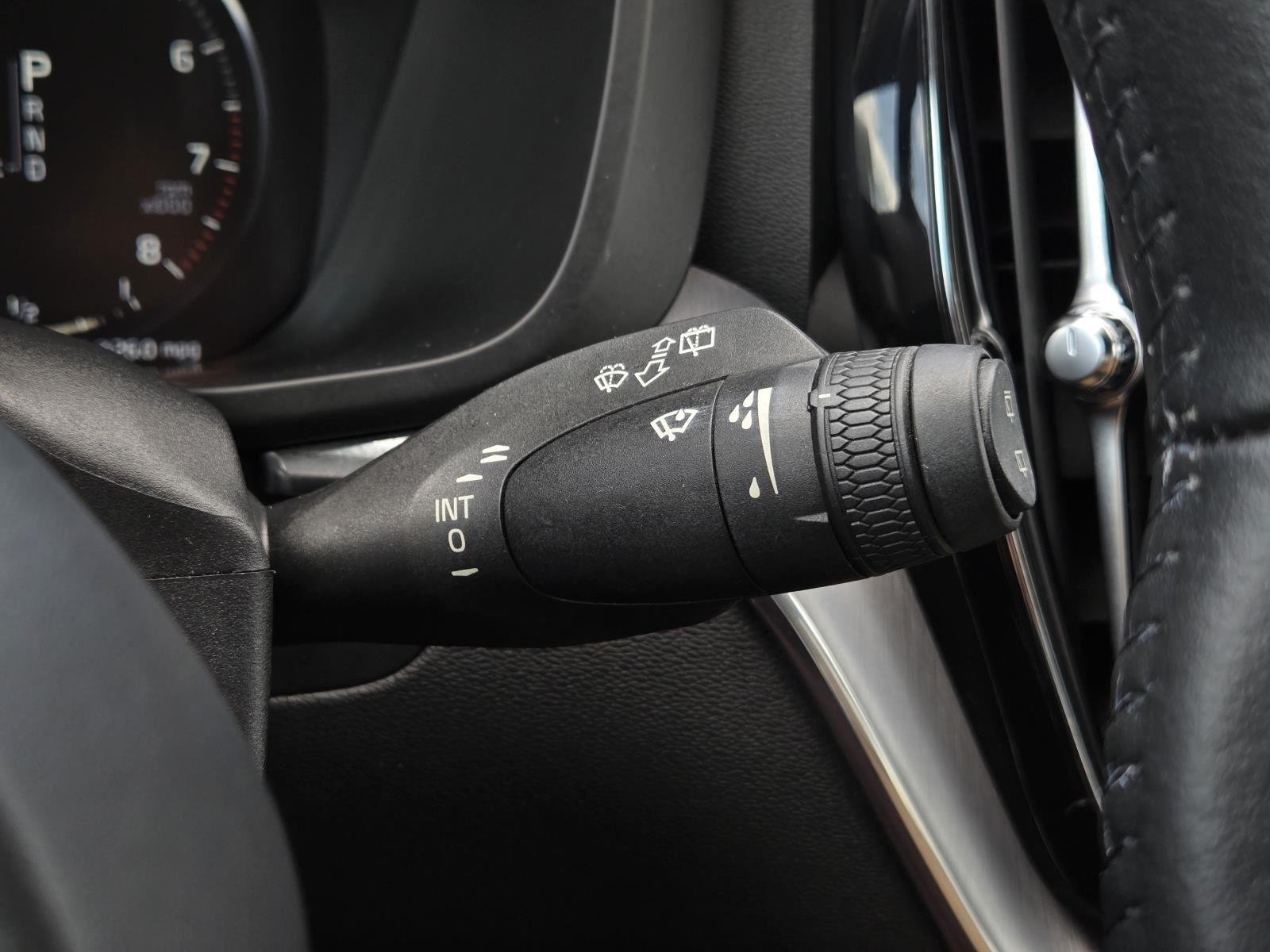 Used 2020 Ice White Volvo Momentum image 19