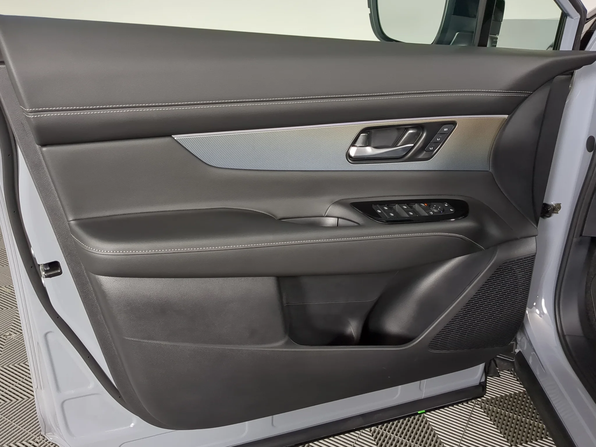 New 2027 Boulder Gray Pearl/Super Black Nissan SL image 11