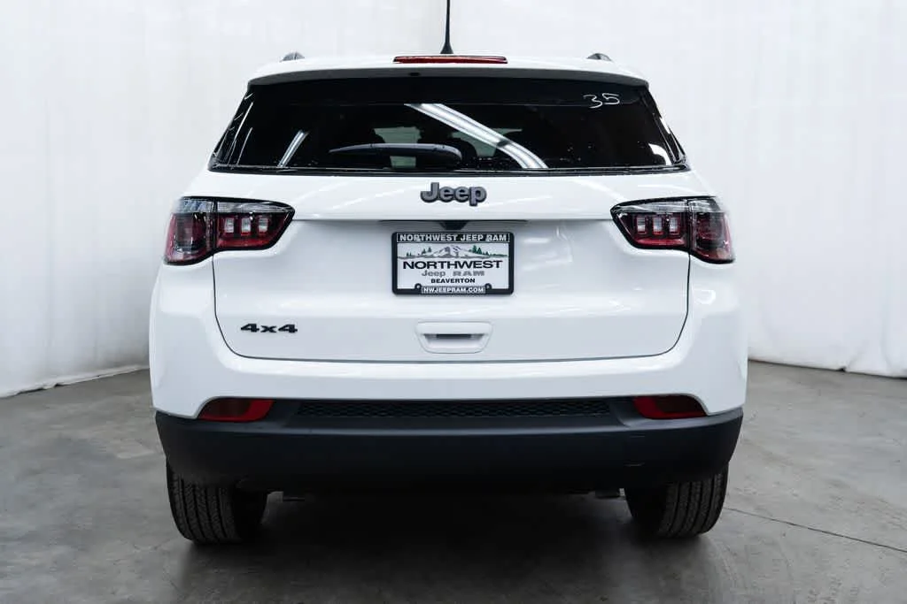 New 2026 Bright White Clear-Coat Exterior Paint Jeep Latitude Altitude image 5