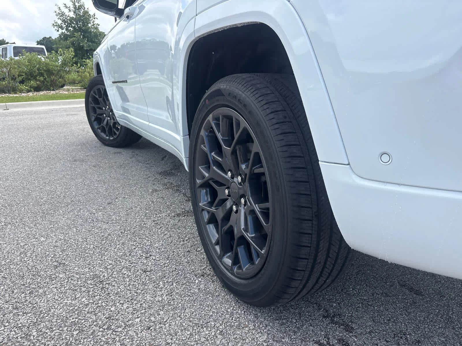 New 2026 Bright White Clear-Coat Exterior Paint Jeep Summit image 7