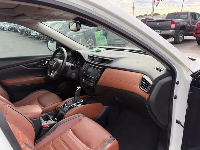 Used 2018 White Nissan SL image 12
