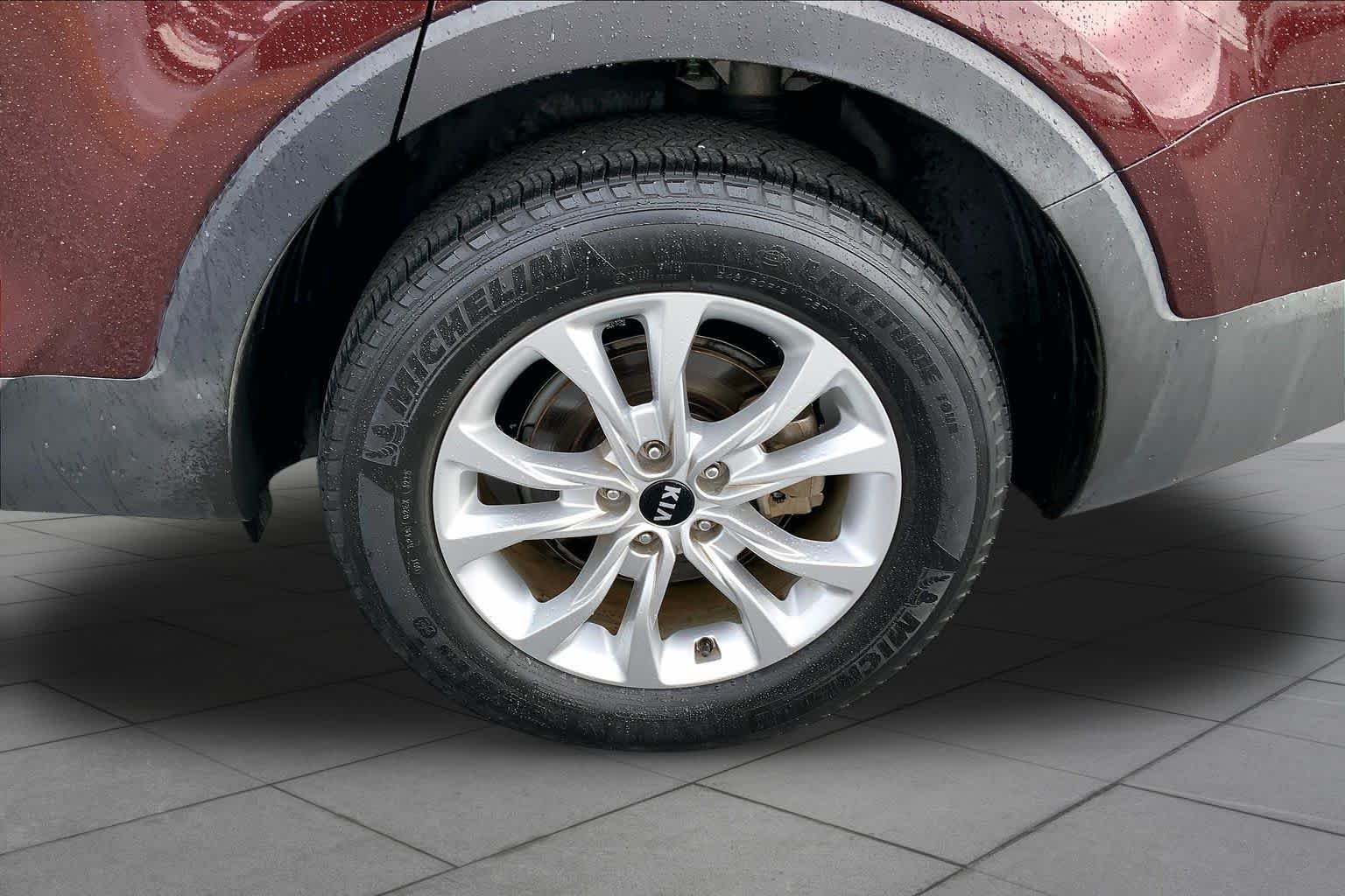 Used 2020 Sangria Kia LX image 10