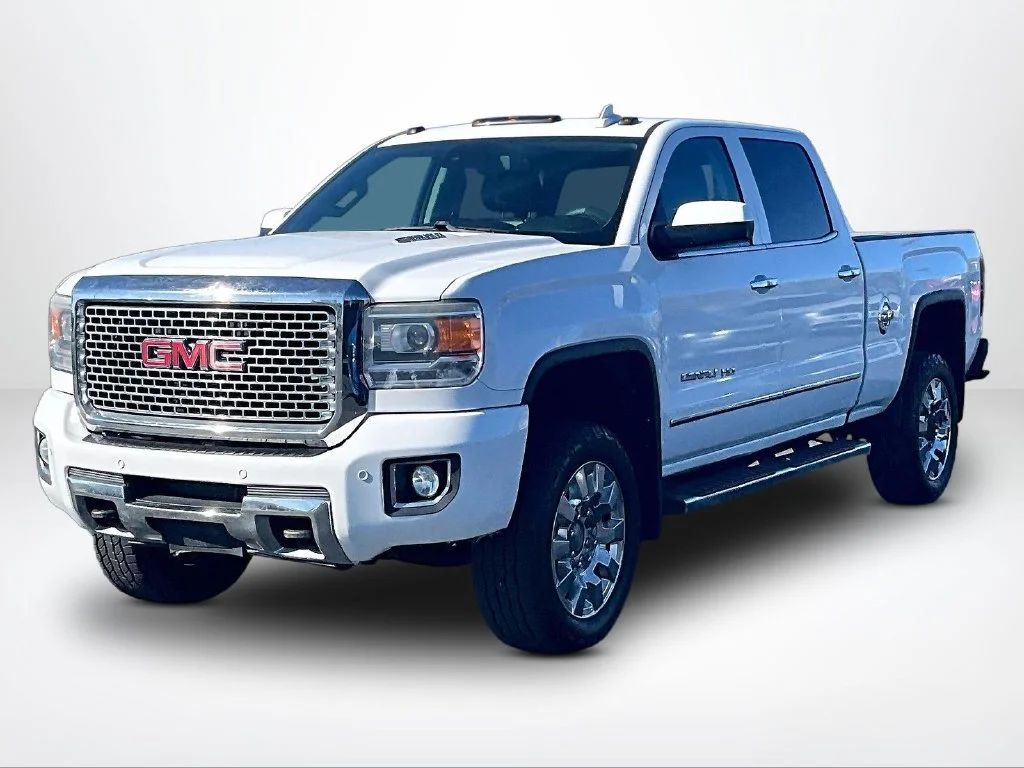 Used 2015 White GMC Denali image 31