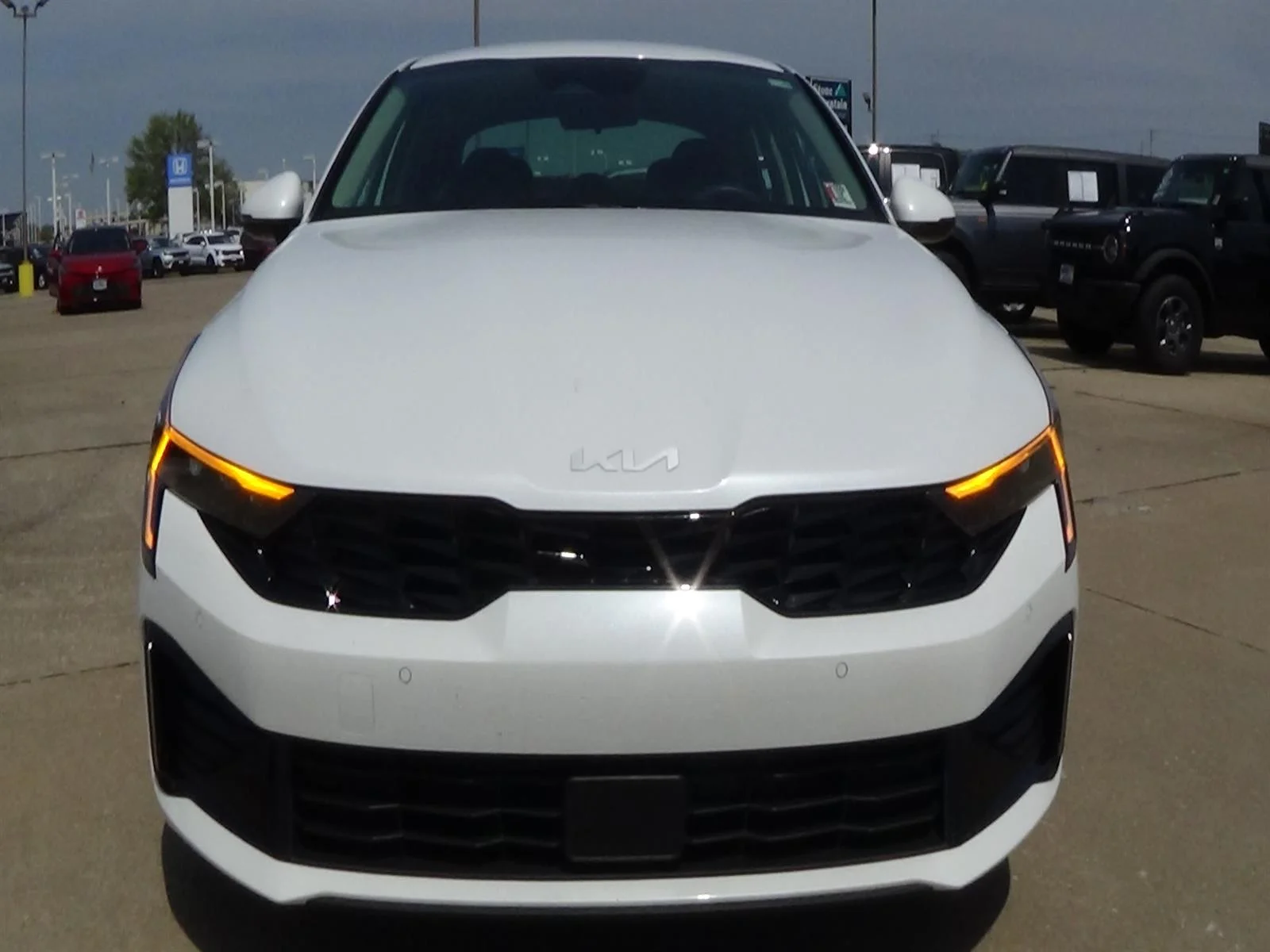 Used 2025 Snow White Pearl (swp) Kia LXS image 2
