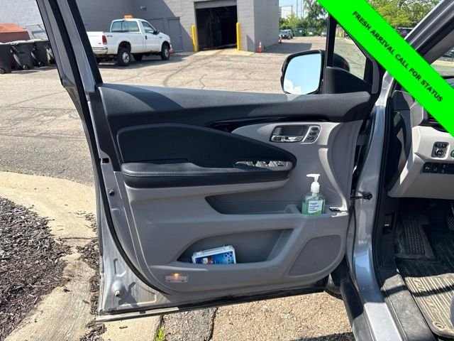 Used 2017 Lunar Silver Metallic Honda Touring image 26