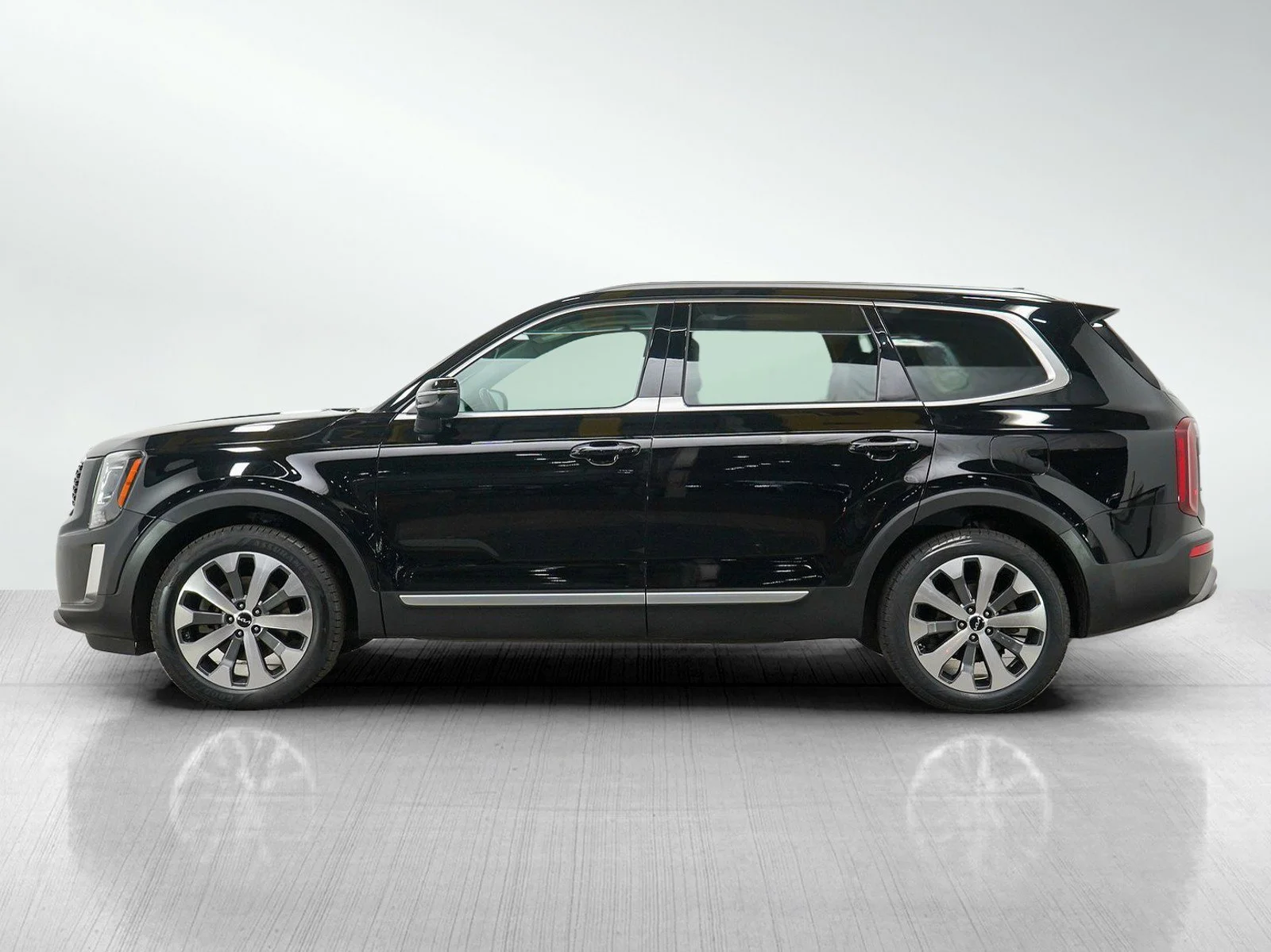 Used 2022 Kia Telluride S with VIN 5XYP6DHC0NG280832 for sale in Roseville, Minnesota