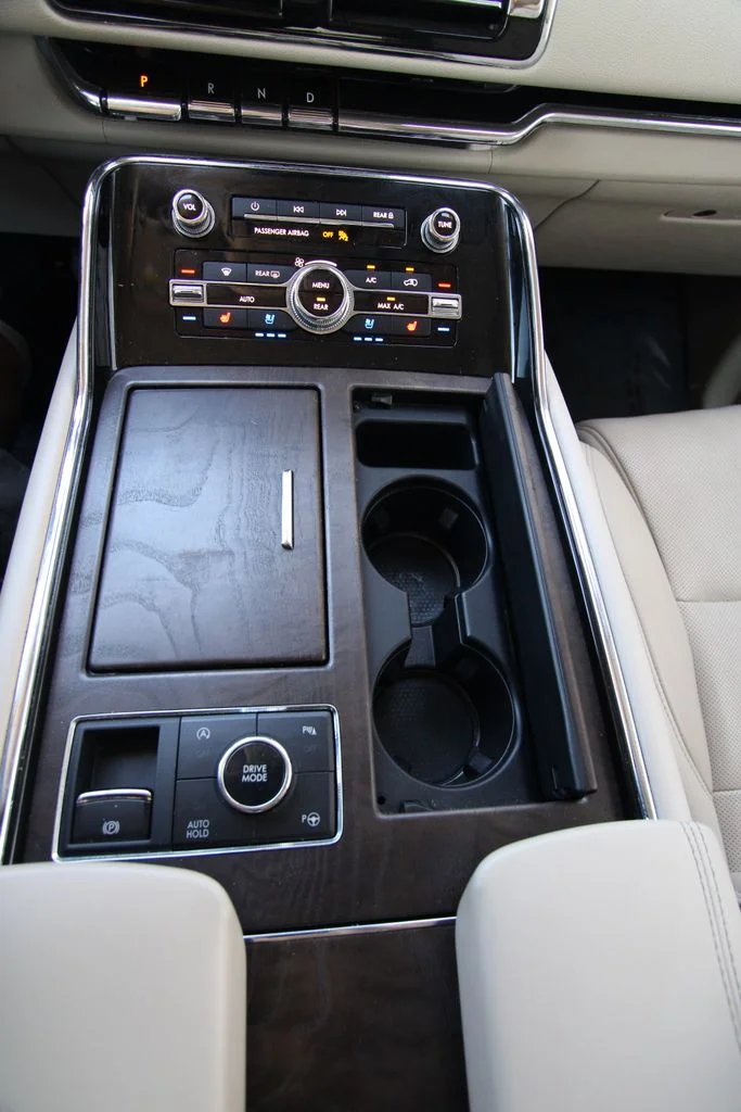 Used 2019 White Platinum Tri-Coat Metallic Lincoln Reserve image 27