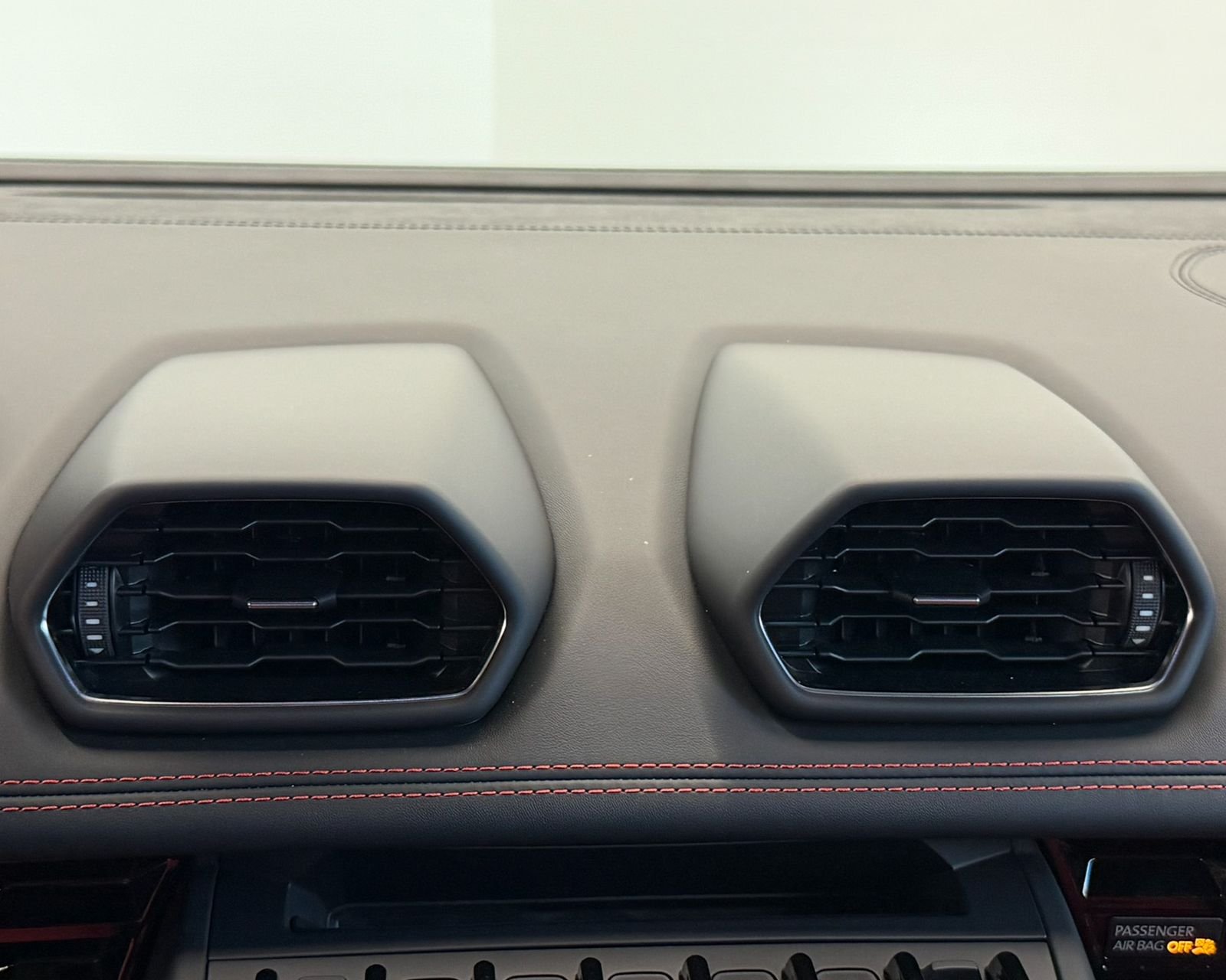 Used 2022  Lamborghini Base image 25