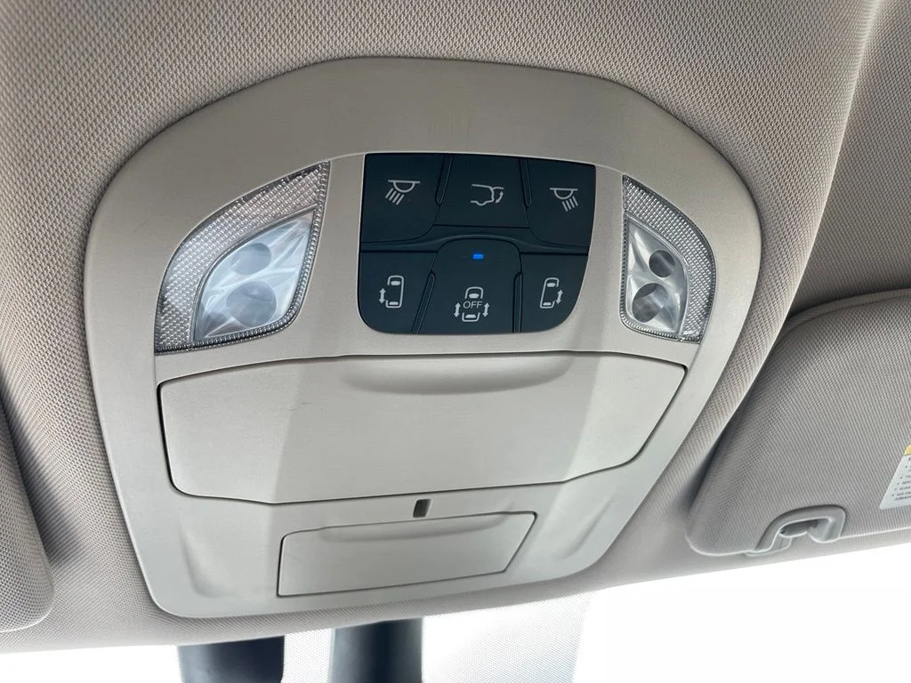 Used 2022 Bright White Clearcoat Chrysler Touring L image 41
