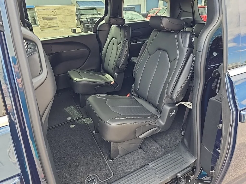 2025 Chrysler Pacifica Select - Photo 21