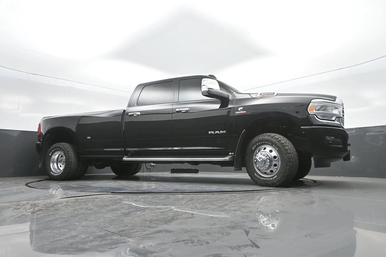 Used 2024 Diamond Black Crystal Pearlcoat Ram Laramie image 40