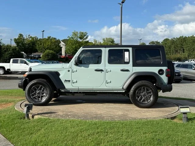 New 2026 Earl Clearcoat Jeep Sport S image 4