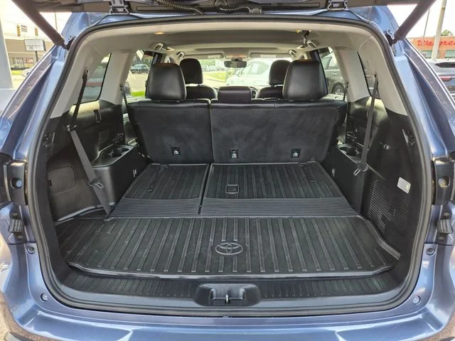 Used 2019 Blue Toyota XLE image 17