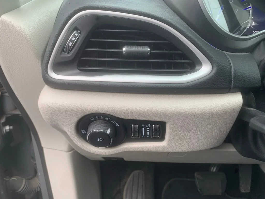 Used 2023 Ceramic Gray Clearcoat Chrysler Touring L image 15