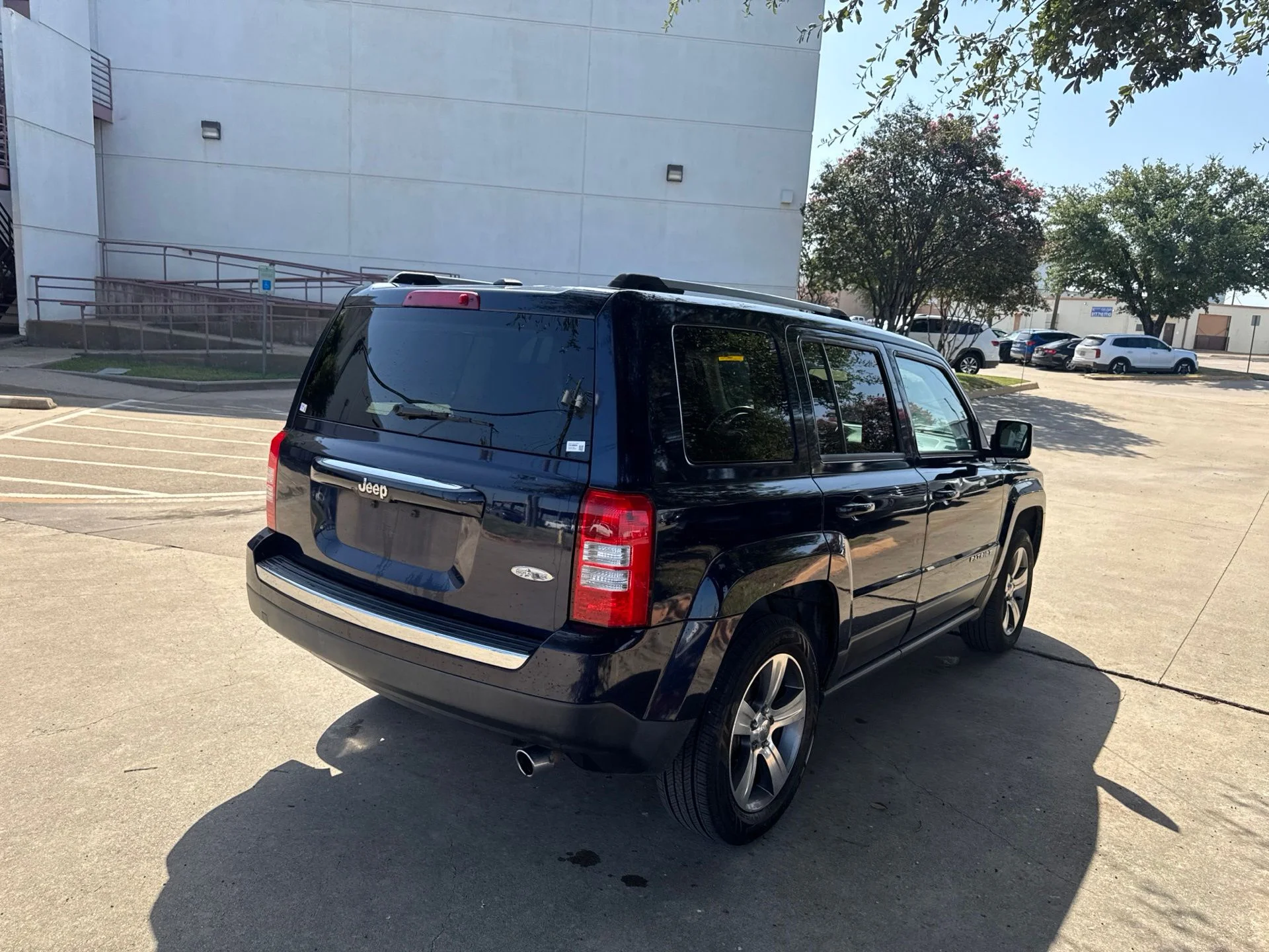 Used 2016 Blue Jeep Latitude image 5