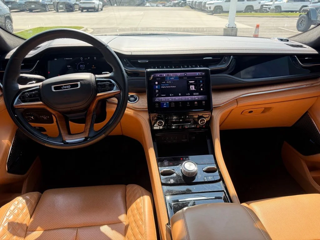 Used 2023 Gray Jeep Summit Reserve image 7