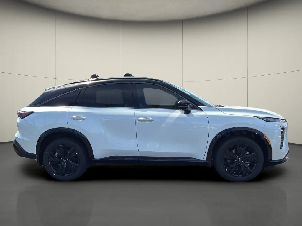 New 2027 2T RAD WHT INFINITI Sport AWD image 8