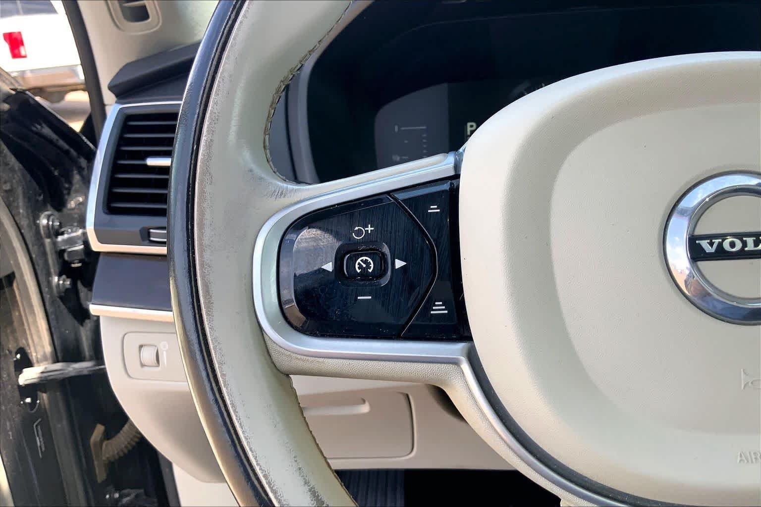 Used 2019 Onyx Black Metallic Volvo Momentum image 24