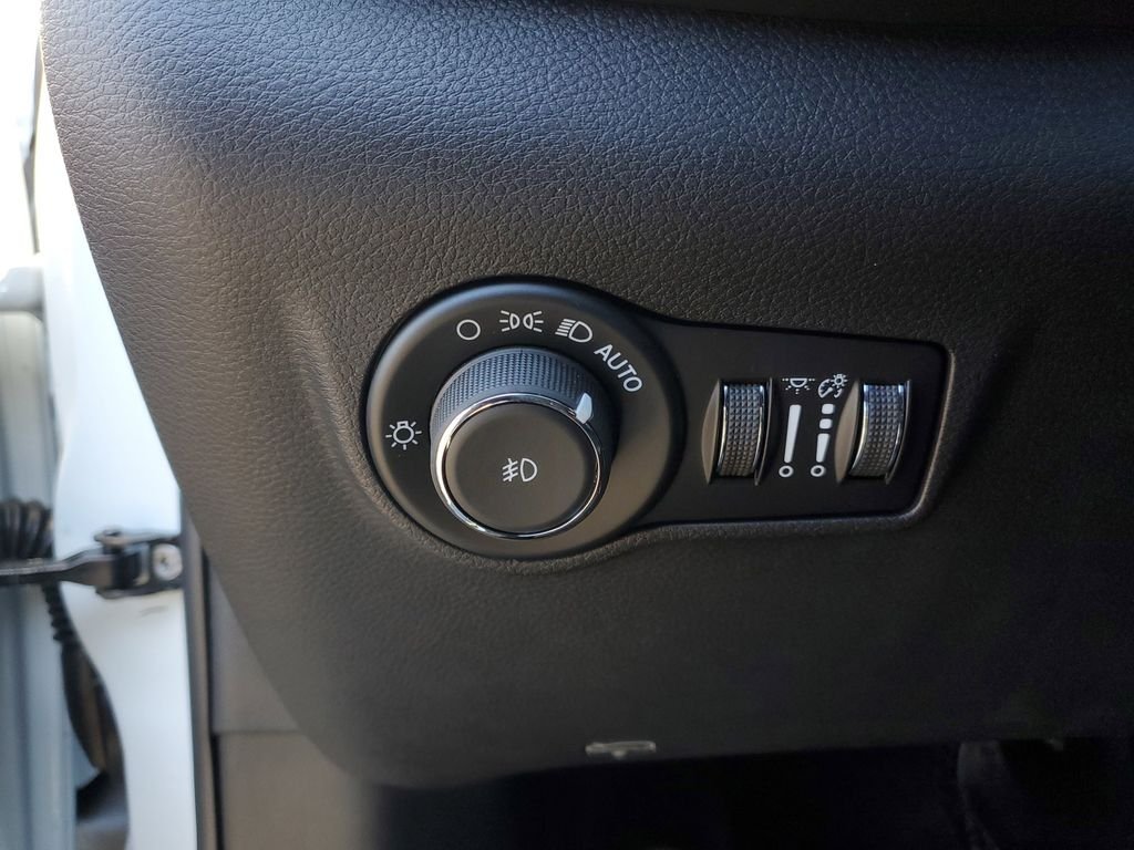New 2026 Bright White Clearcoat Jeep Latitude image 18