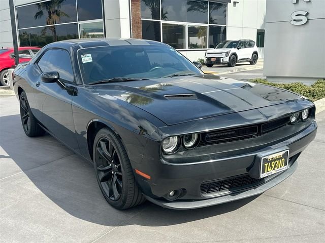 Used 2016 Black Dodge SXT image 1