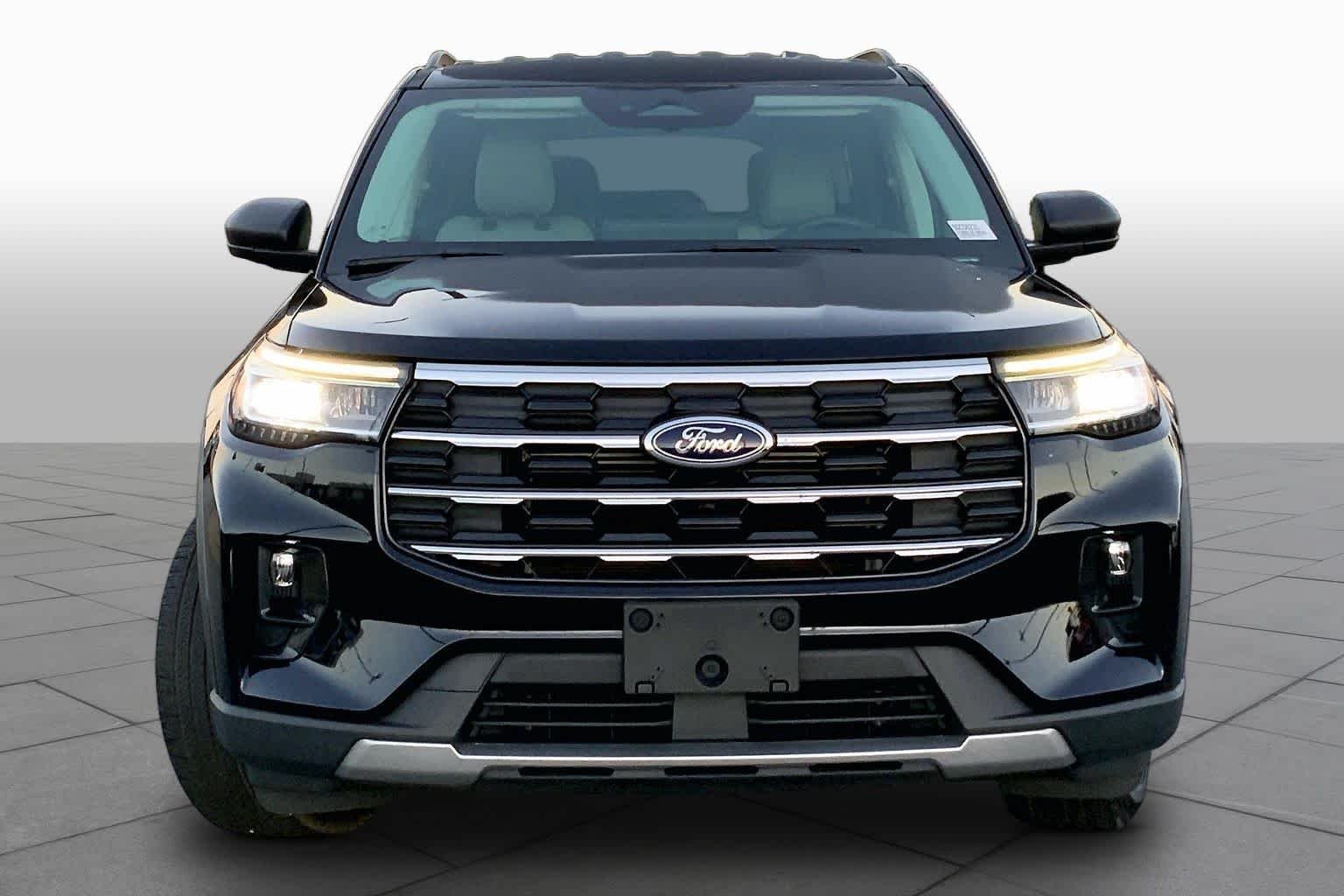 Used 2025 Agate Black Metallic Ford Active image 4