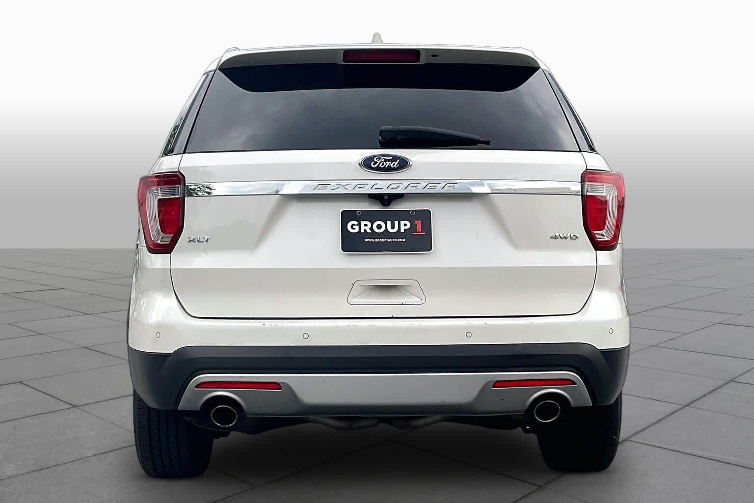 Used 2016 White Platinum Metallic Tri-Coat Ford XLT image 4