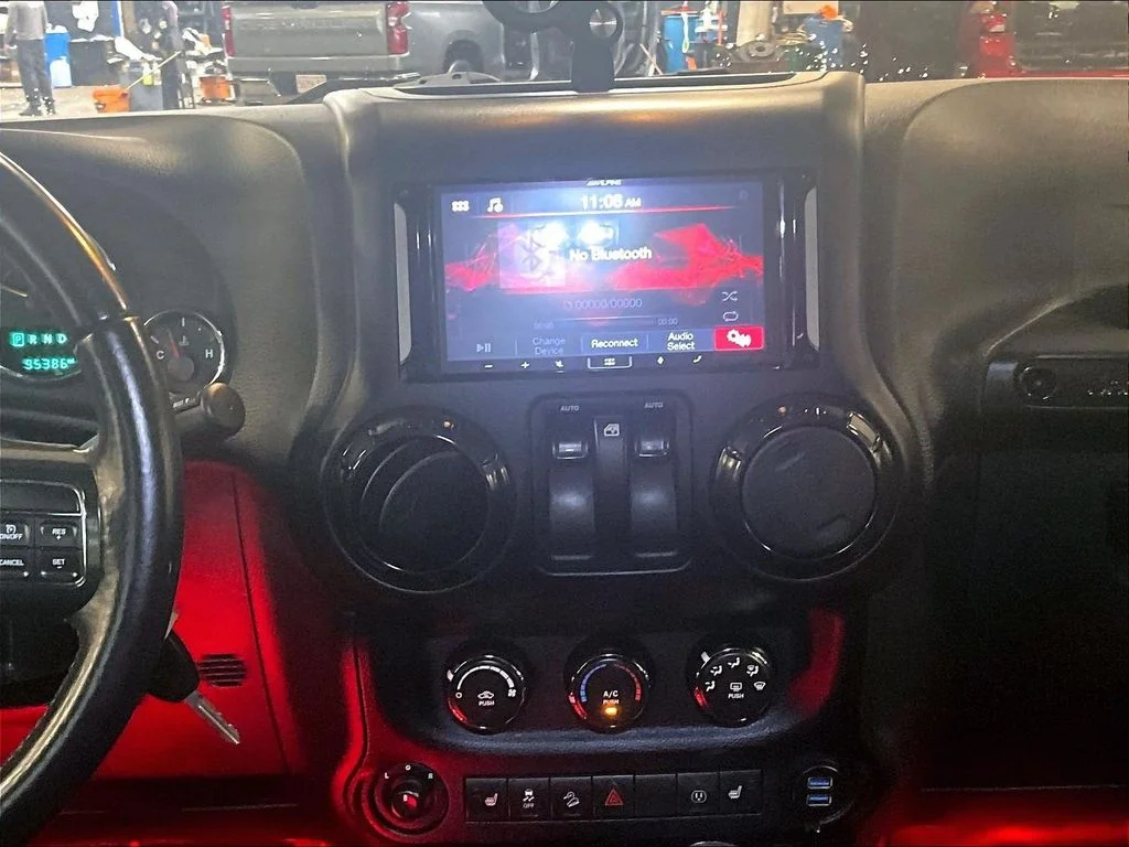 Used 2017 White Jeep Sahara image 18