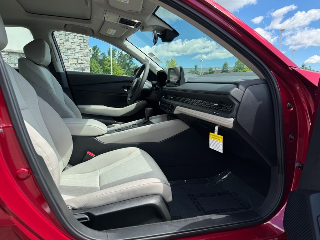 2025 Honda Accord SE - Photo 9
