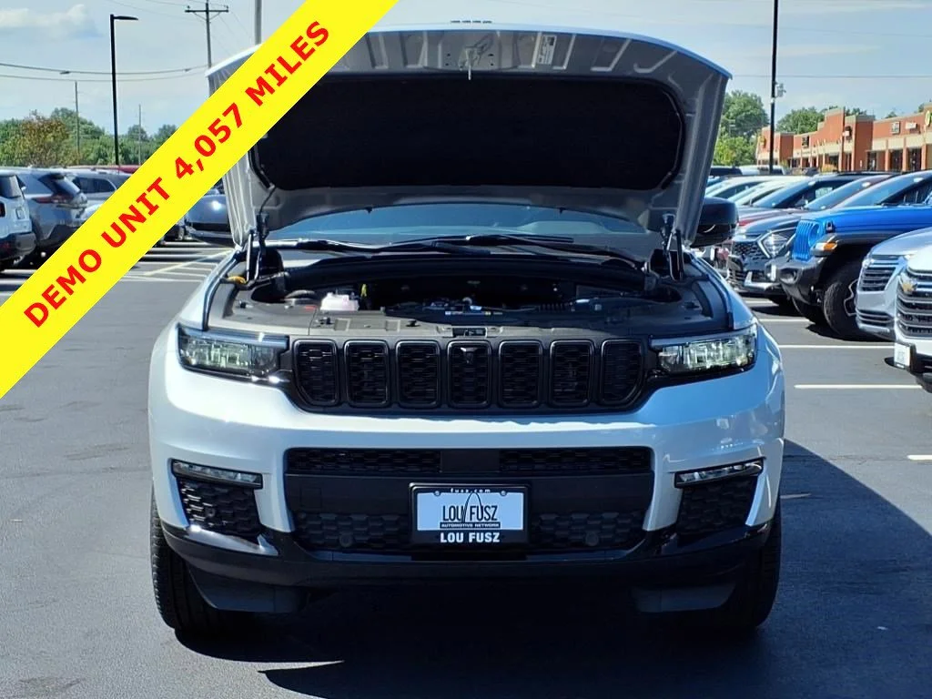 New 2025 Silver Zynith Exterior Paint Jeep Limited image 24