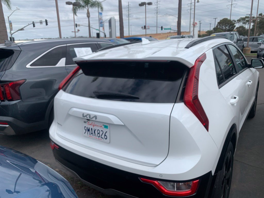 Certified Used 2024 Snow White Pearl Kia Wind image 6