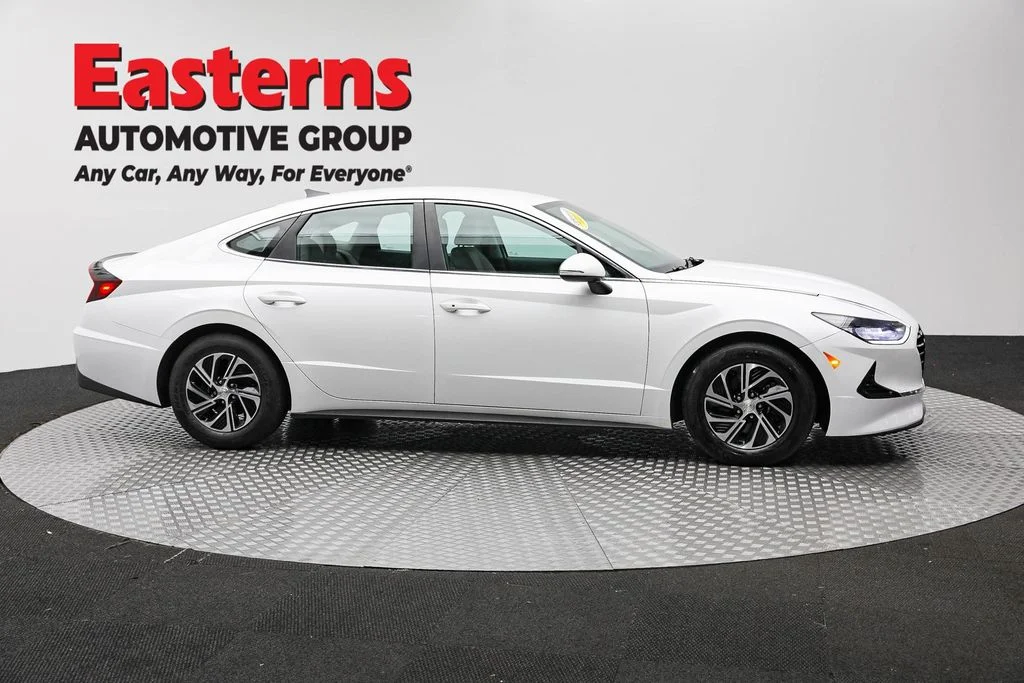 Used 2021 White Hyundai Blue image 4