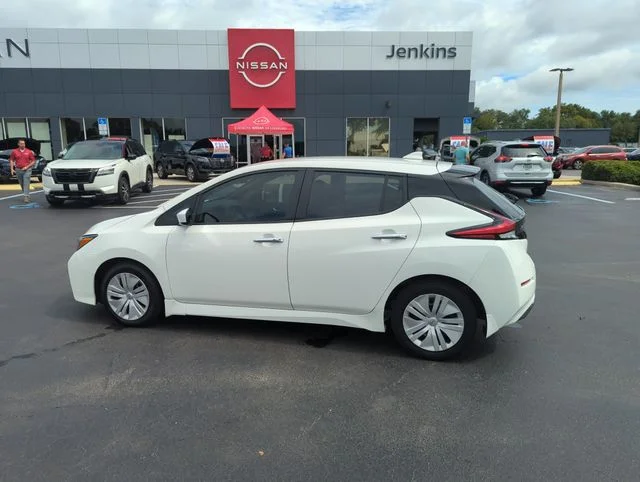 Used 2023 White Nissan S image 10