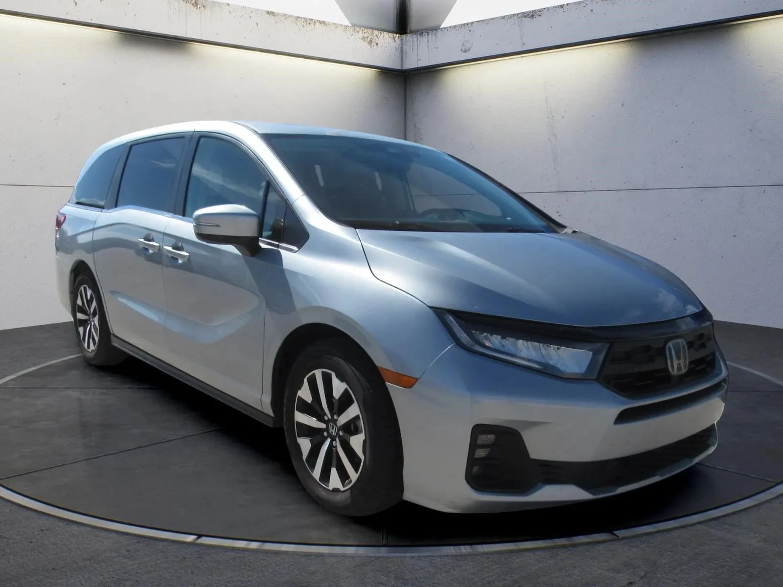 Certified Used 2025 Solar Silver Metallic Honda EX-L image 9
